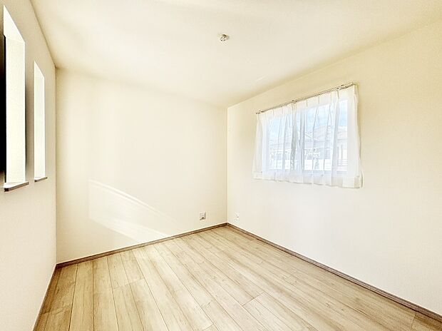 窓からのやさしい光が心地よいプライベートルーム