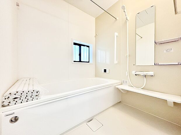 一日の疲れを癒してくれる明るい清潔感のあるバスルーム