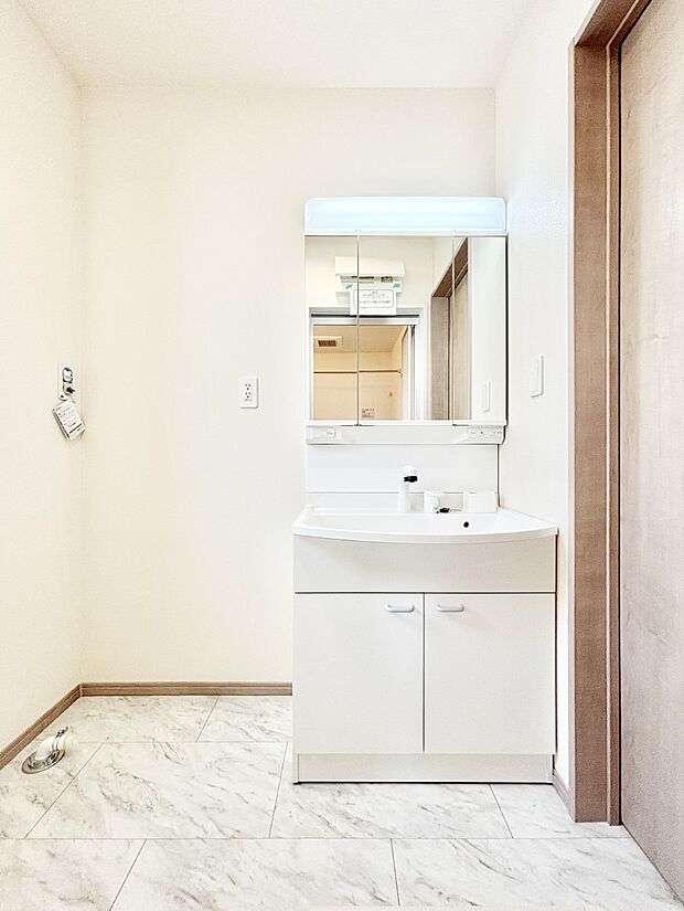 収納力と機能性に優れた洗面化粧台