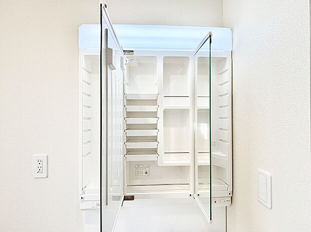 三面鏡の裏に、化粧品や衛生用品などを収納可能。洗面台をすっきりと保ちます！