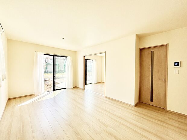 隣接の洋室を開放すればさらに広々空間に