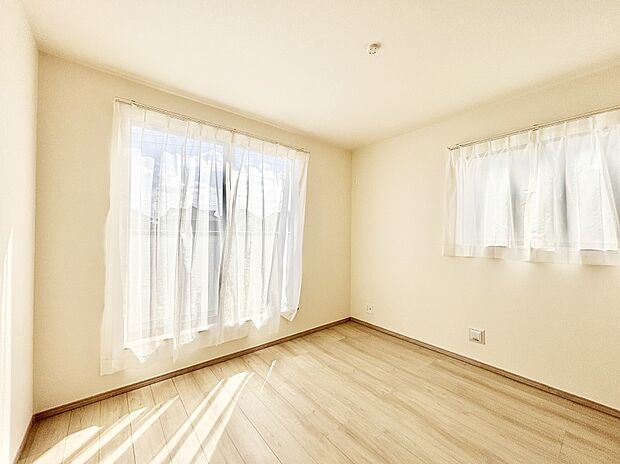 バルコニーが開放感をプラスしてくれる洋室