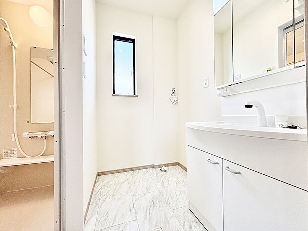 清潔感ある洗面化粧室で朝の身支度も快適