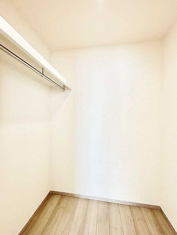 ウォークインクローゼットの活用で生活空間スッキリ