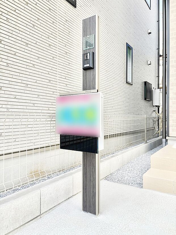 シンプルなデザインのポスト