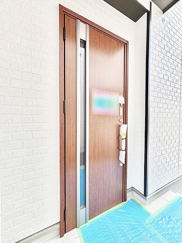 玄関前は雨が降っても濡れにくい屋根付き