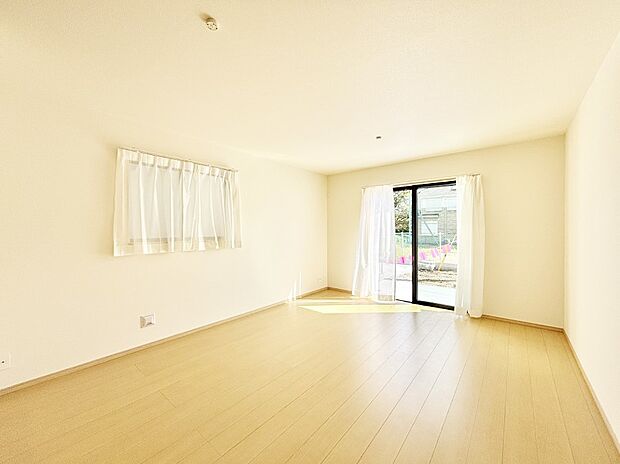 大きな窓からたっぷりの陽光と風を感じられるリビング