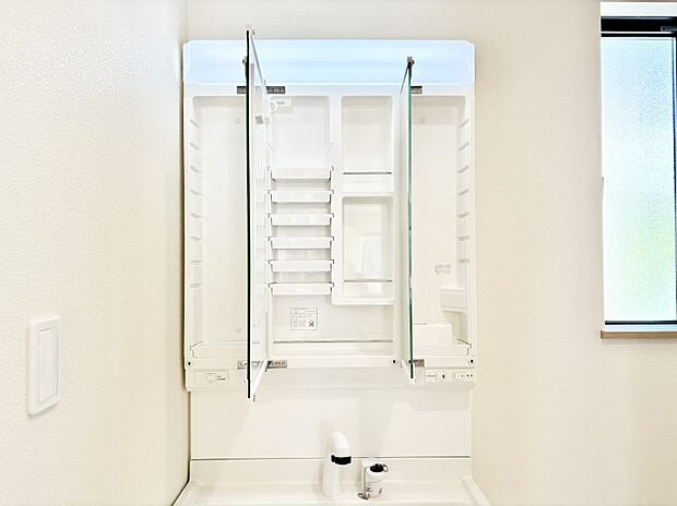 三面鏡の裏に、化粧品や衛生用品などを収納可能。洗面台をすっきりと保ちます！