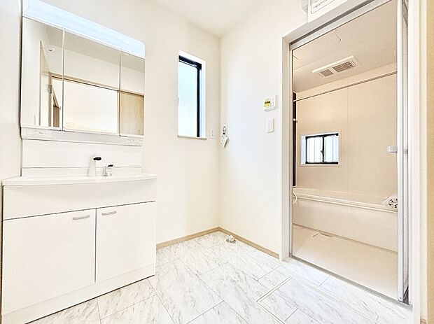 清潔感ある洗面化粧室で朝の身支度も快適