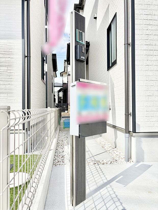 シンプルなデザインのポスト