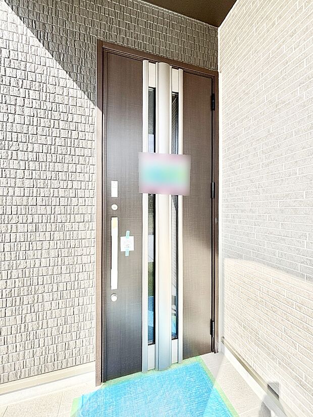 玄関前は雨が降っても濡れにくい屋根付き