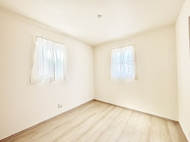 窓からのやさしい光が心地よいプライベートルーム