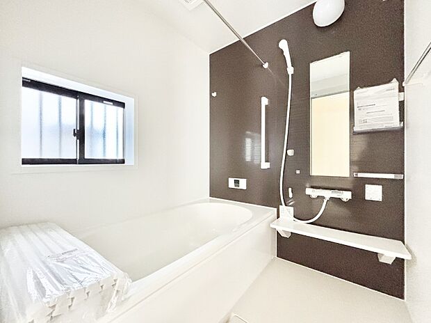 一日の疲れを癒してくれる明るい清潔感のあるバスルーム