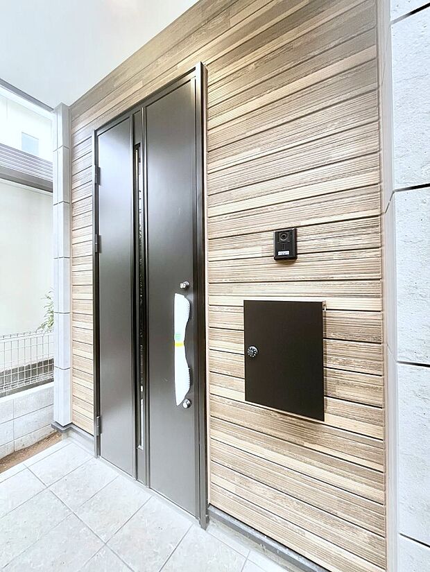 玄関前は雨が降っても濡れにくい屋根付き