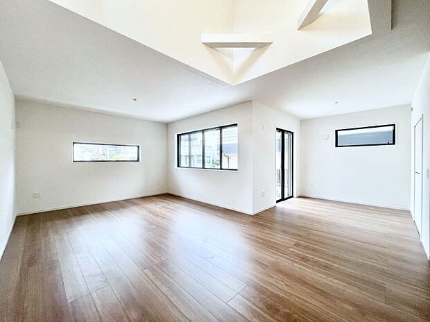 リビング上部には吹抜けを採用。明るい陽光に包まれる空間で家族団らん!