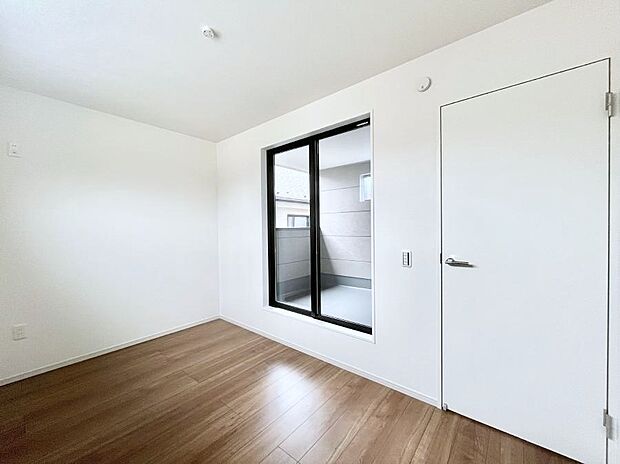 明るいバルコニーサイドに洋室を設置。目覚めの良い寝室に。