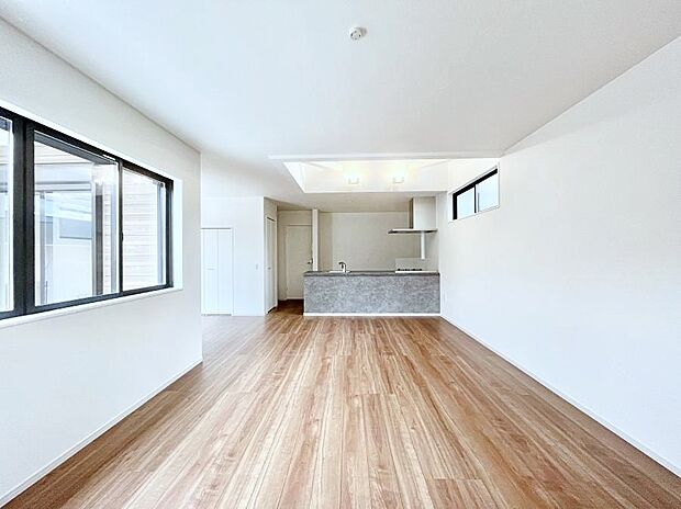 家族の笑顔が自然と生まれてくる、そんな雰囲気のダイニングに仕上がっています。