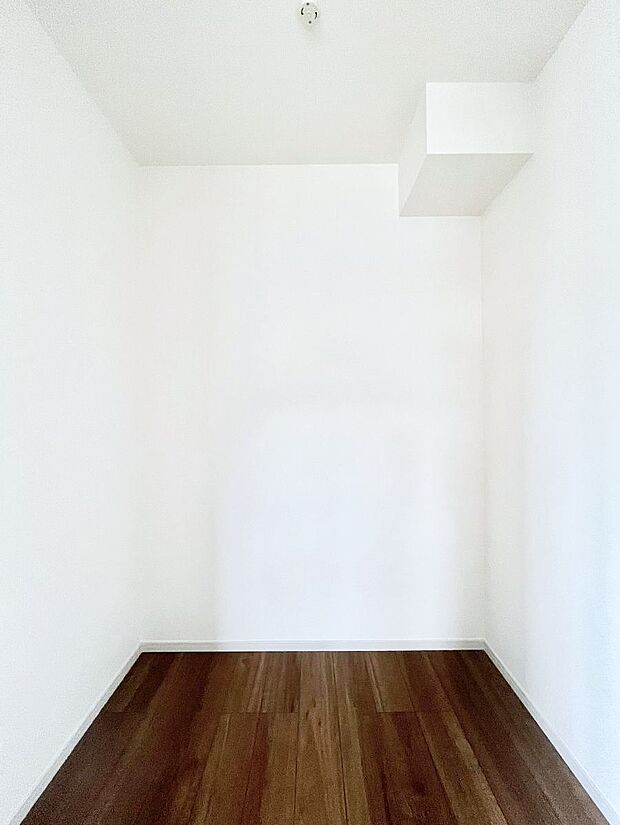 ウォークインクローゼット付きで生活空間を広く利用できます。