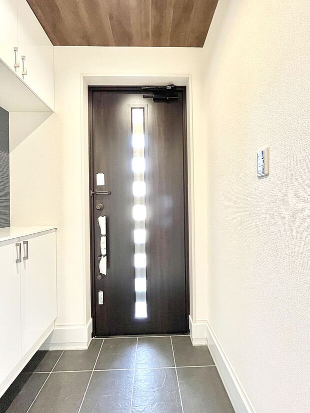 明るい玄関はお客様をお出迎えするのにぴったりです!