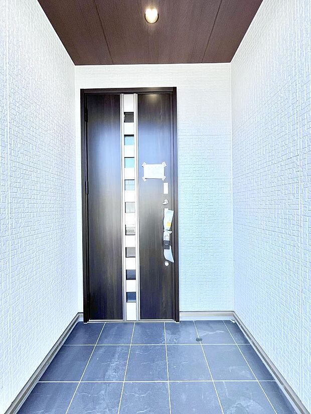 大切な家族、来客を出迎える玄関。