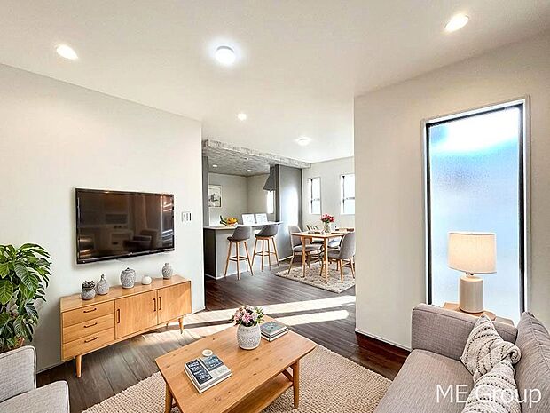 ご家族の賑やかな話し声で包まれる明るいリビング  ※家具はCGです