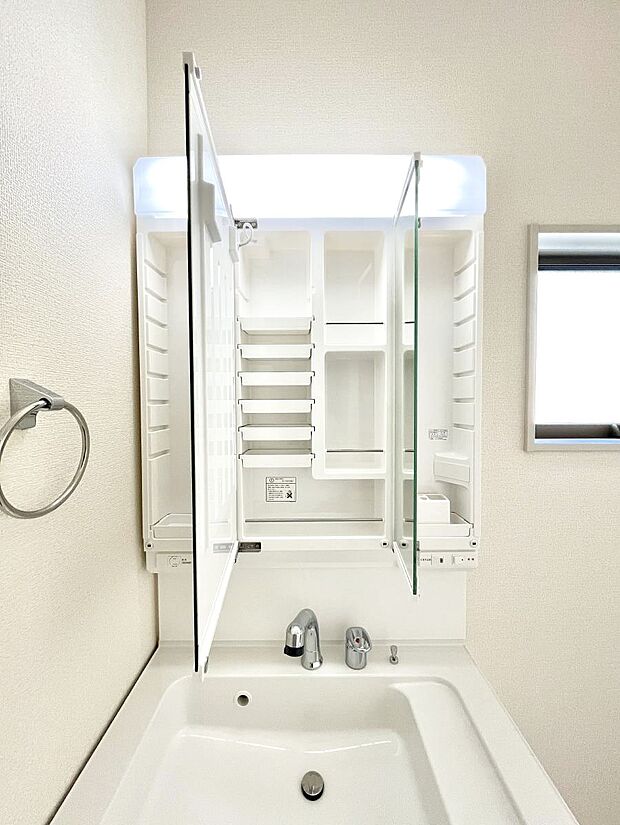 三面鏡の裏に、化粧品や衛生用品などを収納可能。洗面台をすっきりと保ちます！