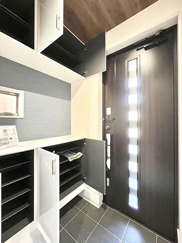 たっぷり収納できるシューズボックスで家族全員の靴も、玄関すっきり。  