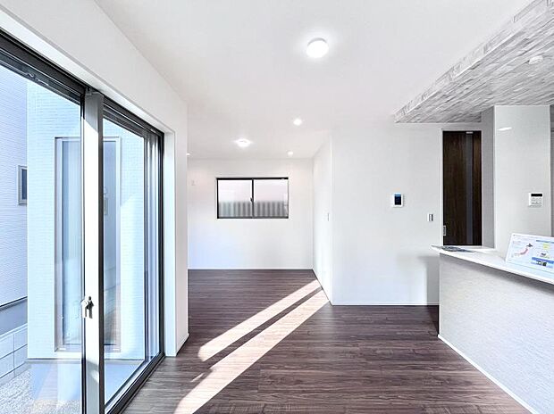 大きな窓からたっぷりの陽光と風を感じられるリビング