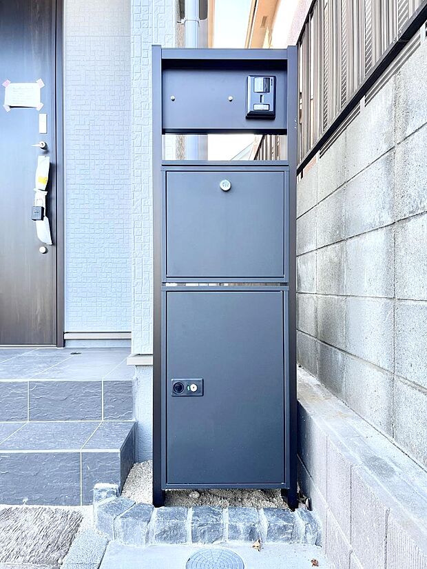 シンプルデザインのポスト。