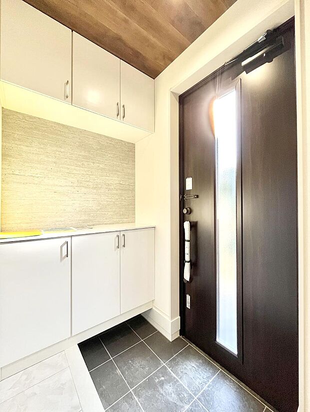 明るい玄関はお客様をお出迎えするのにぴったりです!