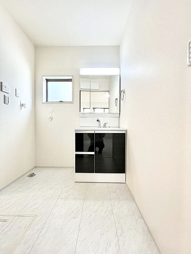 大きく見やすい三面鏡で清潔感ある洗面台は、身だしなみチェックや肌のお手入れにおすすめです。