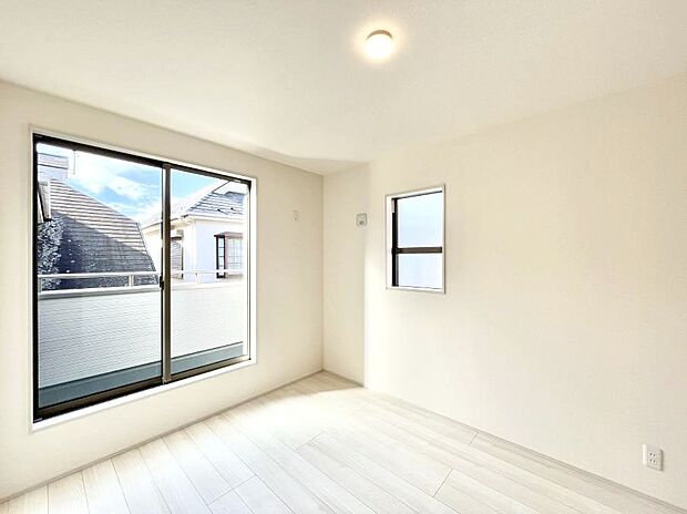 バルコニーが開放感をプラスしてくれる洋室