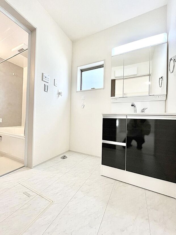 清潔感のある快適空間です。毎日の身支度も気持ち良くお使い頂けます。