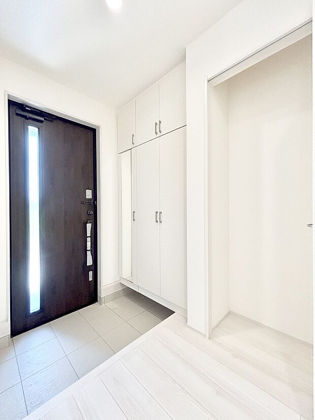 明るい玄関はお客様をお出迎えするのにぴったりです！   