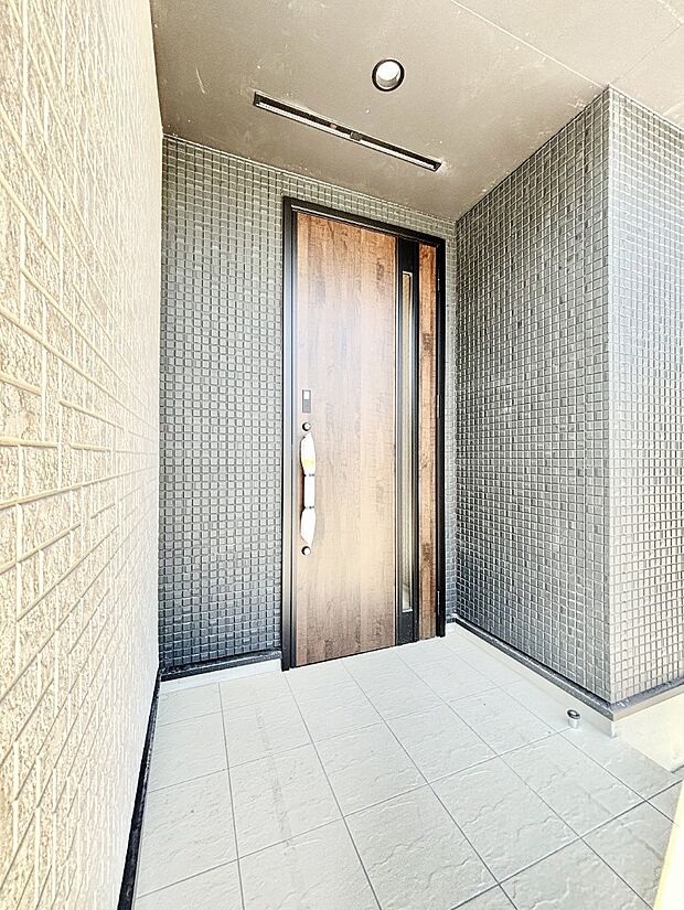 住まいの顔を演出する、玄関ドア。 