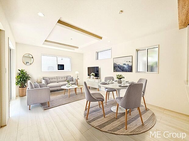 ご家族の賑やかな話し声で包まれる明るいリビング  ※家具はCGです