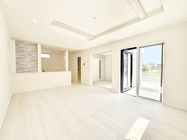 明るい陽光が注ぎ、寛ぎの雰囲気に満たされるリビング・ダイニング。 