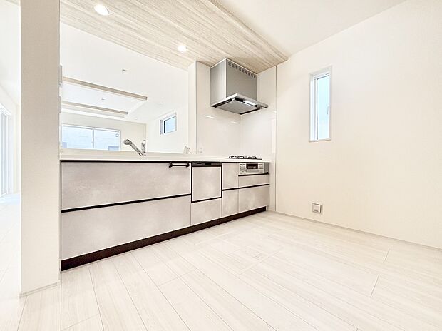 爽やかな風が通り抜けるキッチン。窓があるので明るく換気にも役立ちます。