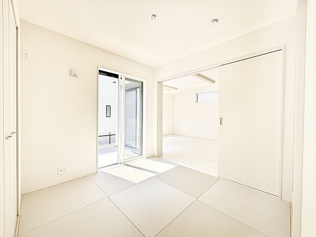 リビングと隣り合っている和室。ほっと一息できる和の空間も忘れずに。 