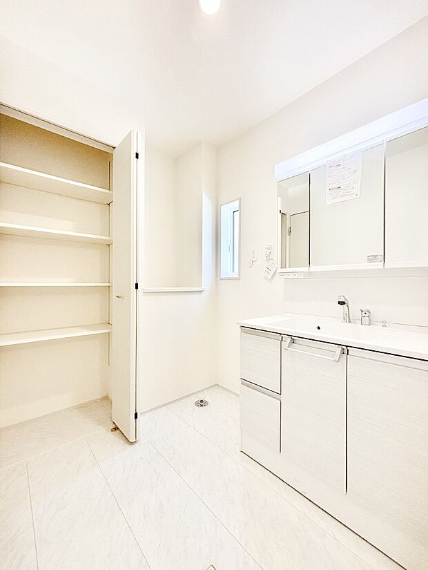 広々とゆとりのあるランドリースペース。  