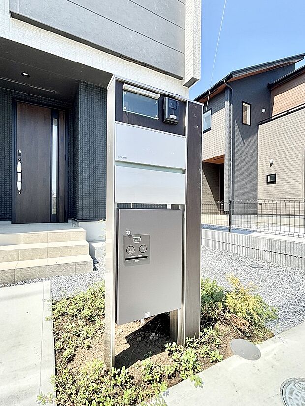 表札・インターホン・ポスト・宅配ＢＯＸをひとつに集約。エントランスになじむシンプルデザイン。