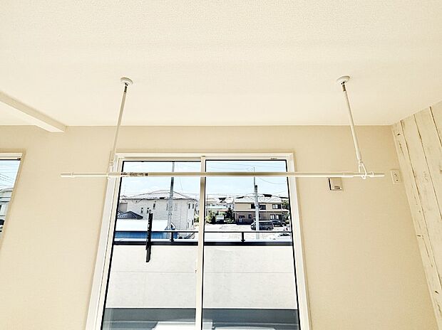 室内物干しポール。梅雨や花粉の時期に大活躍します。