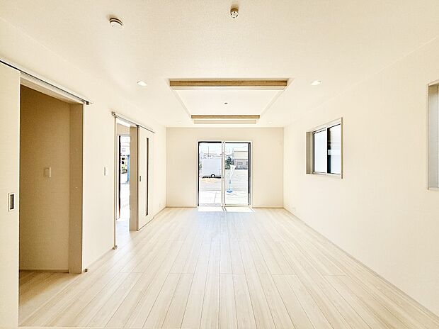 折り上げ天井はは立体的な奥行きがあるので、天井が広く見えて開放的な空間を演出できます。