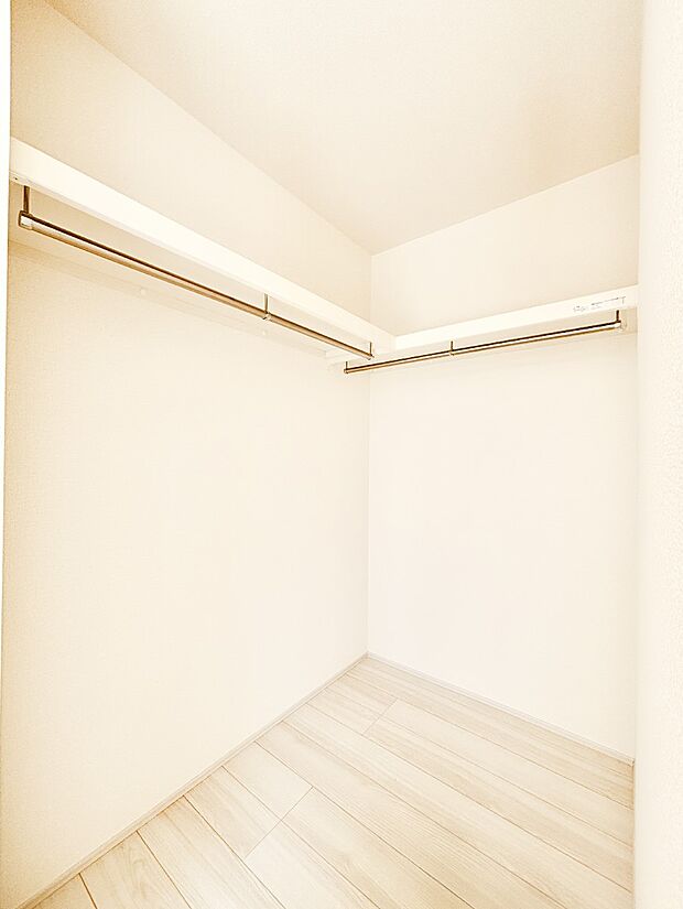 ウォークインクローゼット付きで生活空間を広く利用できます。