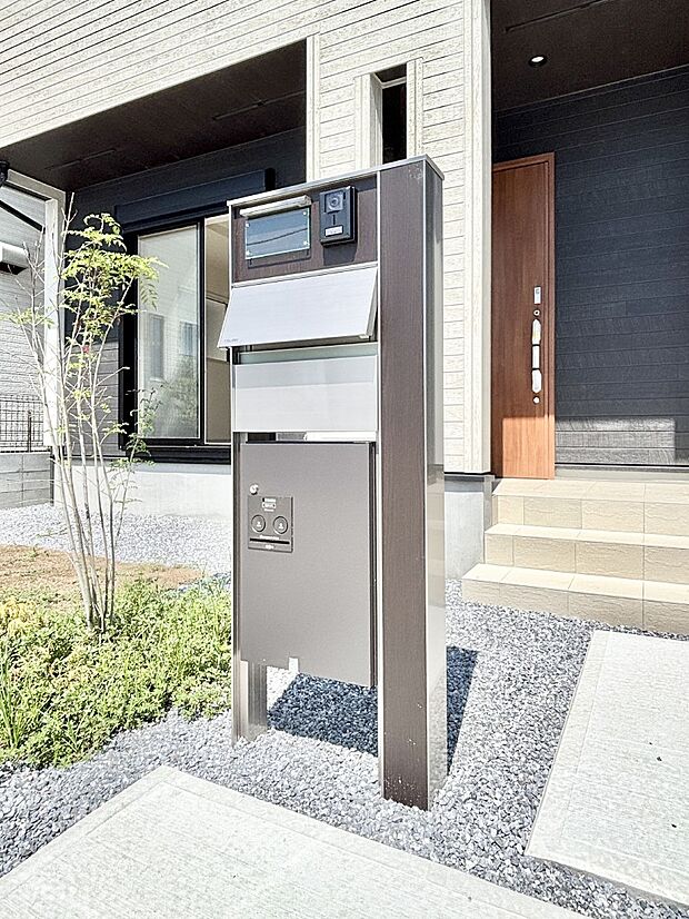 表札・インターホン・ポスト・宅配BOXをひとつに集約。エントランスになじむシンプルデザイン。