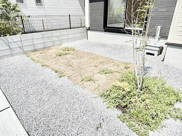 ガーデニングや家庭菜園も楽しめるお庭付き。