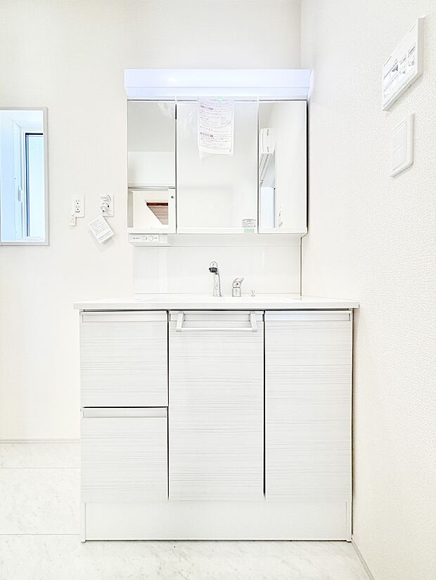 三面鏡が嬉しい洗面化粧台です。