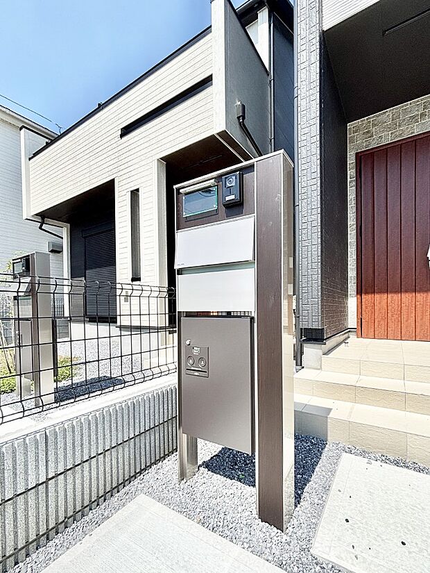 表札・インターホン・ポスト・宅配BOXをひとつに集約。エントランスになじむシンプルデザイン。