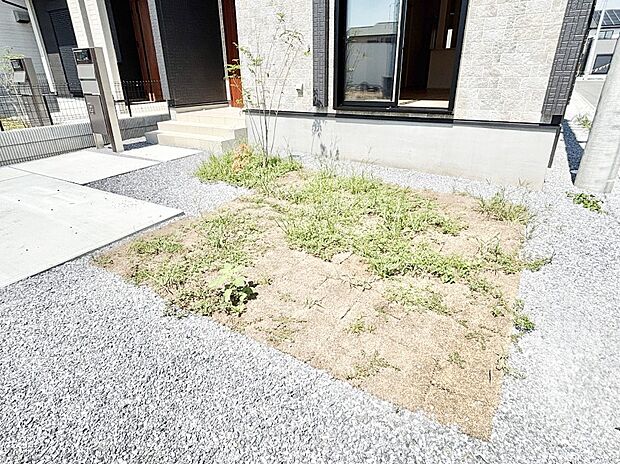 ガーデニングや家庭菜園も楽しめるお庭付き。