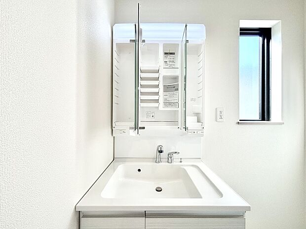 三面鏡の裏に、化粧品や衛生用品などを収納可能。洗面台をすっきりと保ちます！